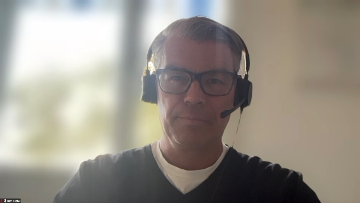 Kim C. Birtel im Videogespräch mit Headset
